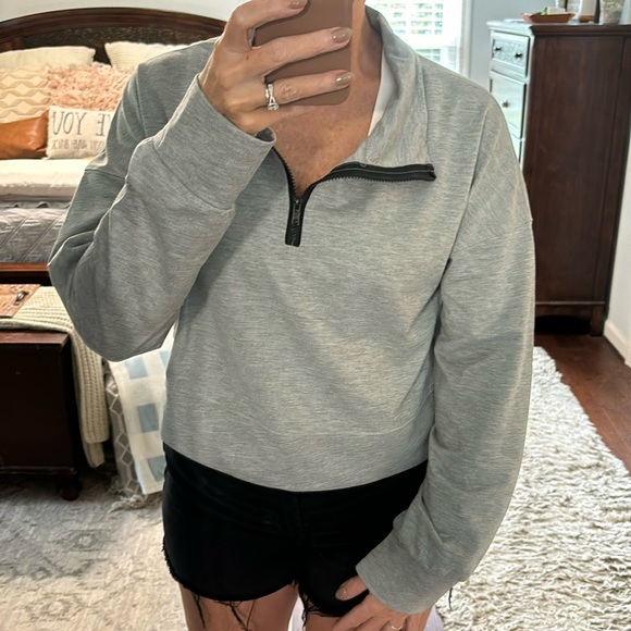 SHEIN Gray Lightweight Cropped 1/4 Zip Size L - Picture 4 of 10